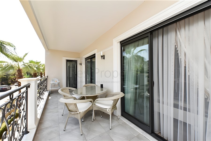 Two-bedroom apartment with Euro renovation, sea view and covered Parking