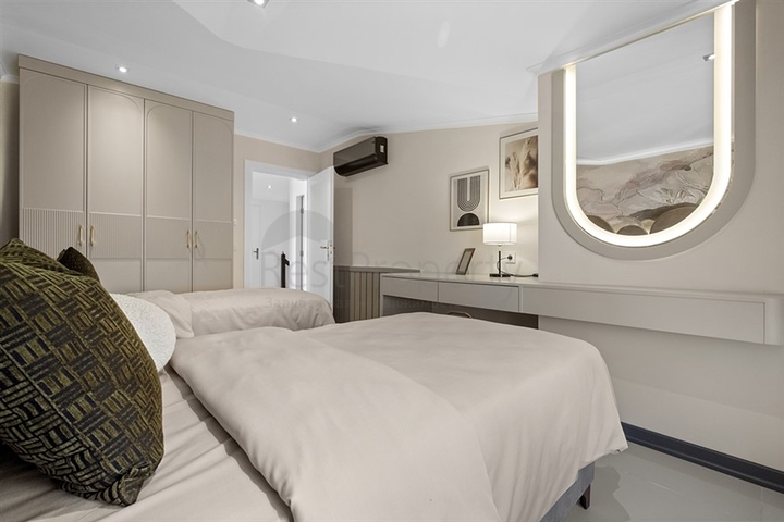 4+1 penthouse with designer renovation and stunning sea views