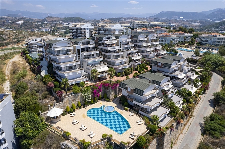 4+1 penthouse with designer renovation and stunning sea views