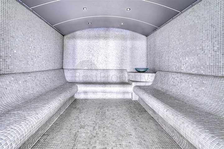 4+1 penthouse with designer renovation and stunning sea views