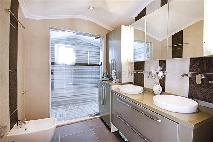 4+1 penthouse with designer renovation and stunning sea views