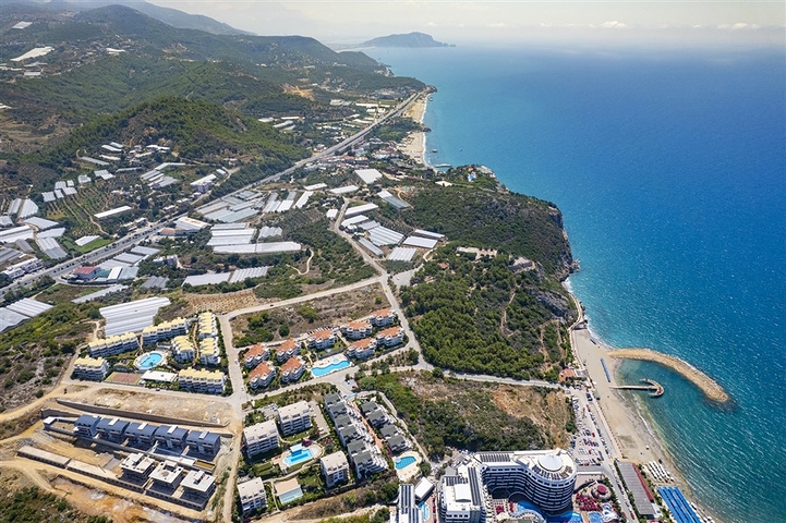 4+1 penthouse with designer renovation and stunning sea views