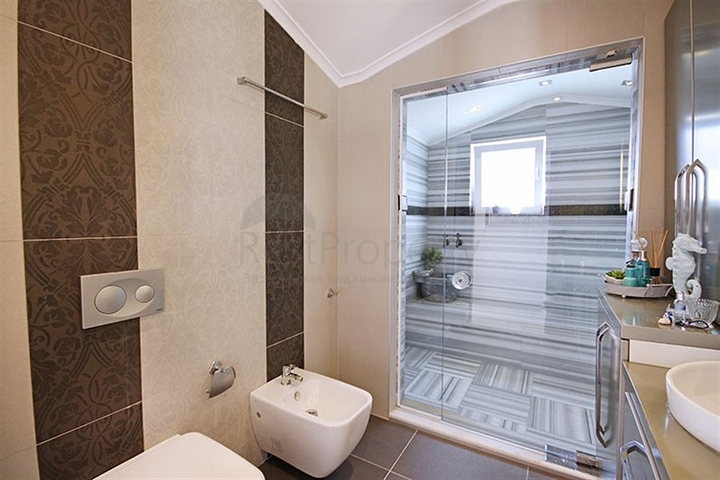 4+1 penthouse with designer renovation and stunning sea views