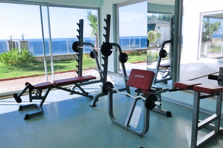 4+1 penthouse with designer renovation and stunning sea views