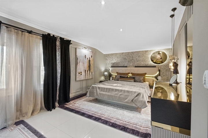 4+1 penthouse with designer renovation and stunning sea views