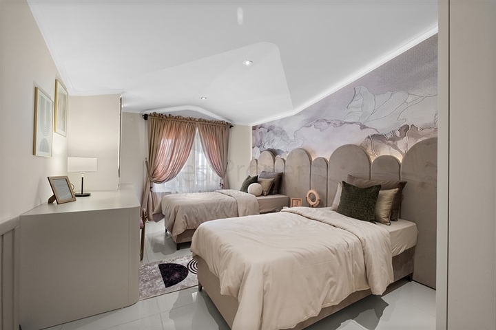 4+1 penthouse with designer renovation and stunning sea views