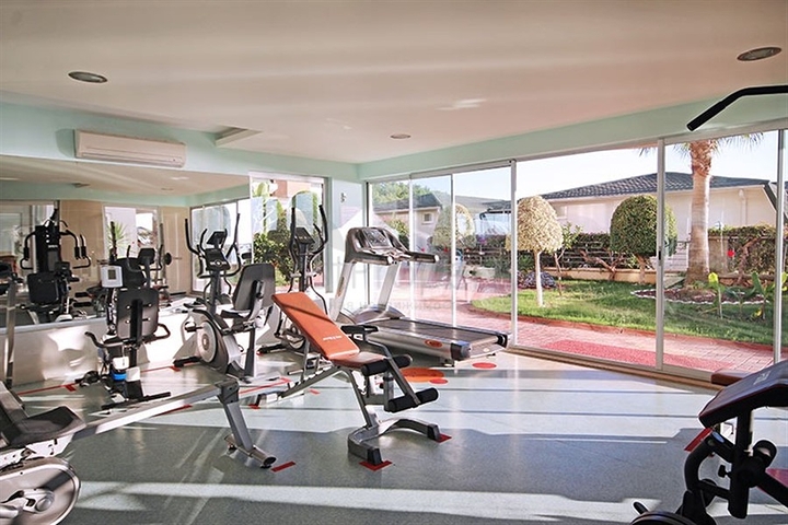 4+1 penthouse with designer renovation and stunning sea views