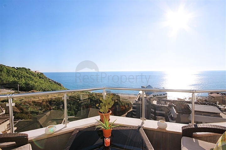 4+1 penthouse with designer renovation and stunning sea views