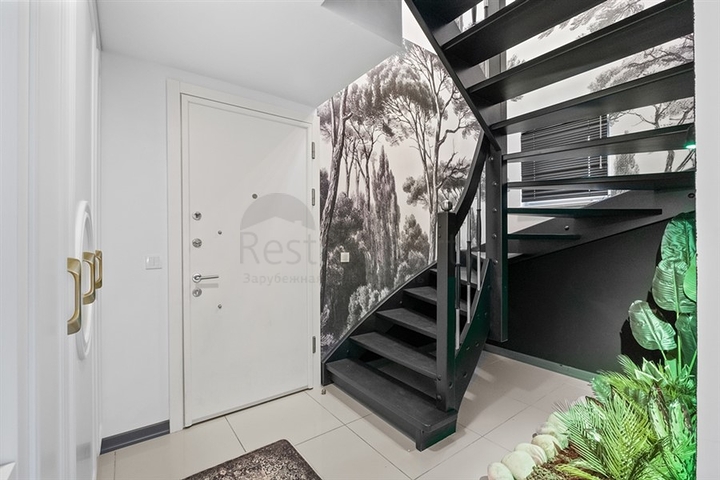 4+1 penthouse with designer renovation and stunning sea views