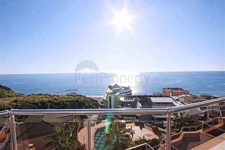 4+1 penthouse with designer renovation and stunning sea views