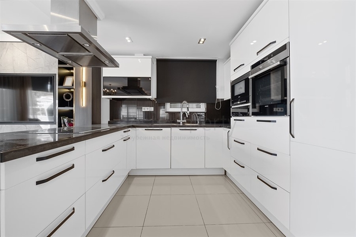 4+1 penthouse with designer renovation and stunning sea views