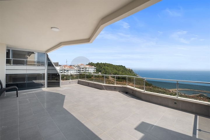 4+1 penthouse with designer renovation and stunning sea views
