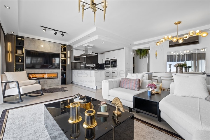 4+1 penthouse with designer renovation and stunning sea views