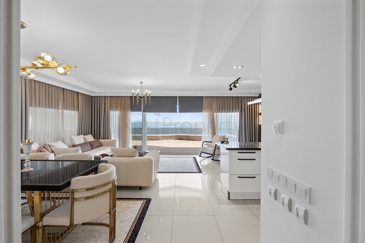 4+1 penthouse with designer renovation and stunning sea views