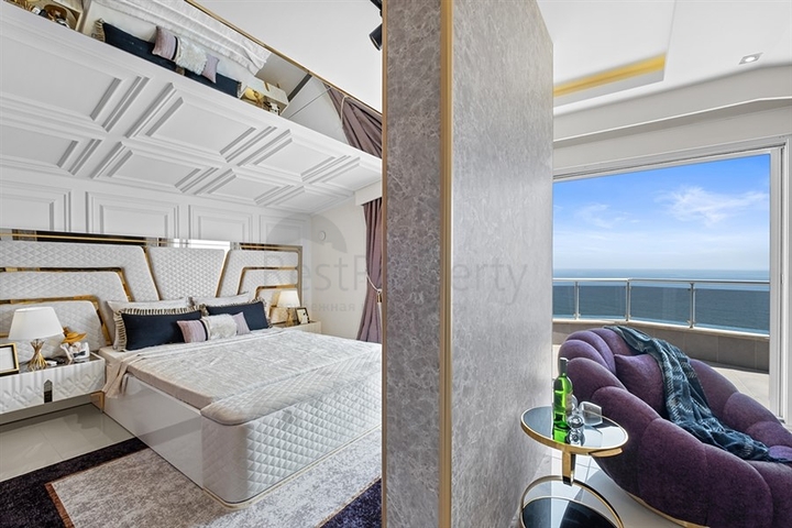 4+1 penthouse with designer renovation and stunning sea views