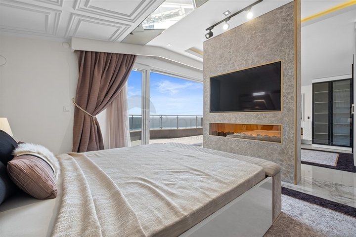 4+1 penthouse with designer renovation and stunning sea views