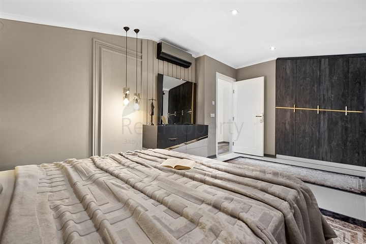 4+1 penthouse with designer renovation and stunning sea views