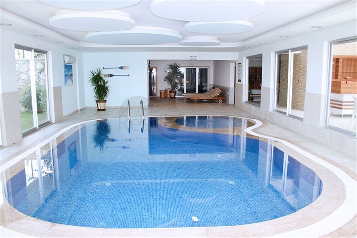 4+1 penthouse with designer renovation and stunning sea views