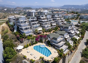 4+1 penthouse with designer renovation and stunning sea views