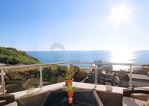 4+1 penthouse with designer renovation and stunning sea views