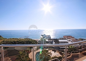 4+1 penthouse with designer renovation and stunning sea views