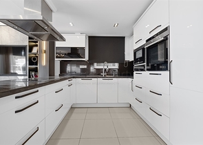 4+1 penthouse with designer renovation and stunning sea views