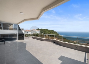 4+1 penthouse with designer renovation and stunning sea views