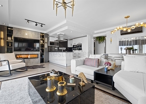 4+1 penthouse with designer renovation and stunning sea views