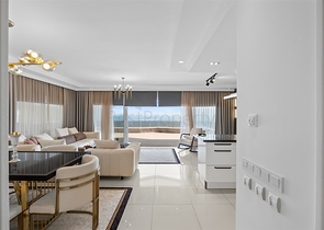 4+1 penthouse with designer renovation and stunning sea views