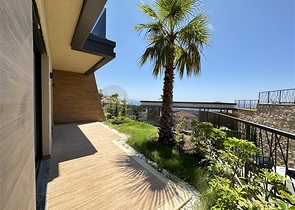 Five-room duplex for citizenship with direct sea and mountain views