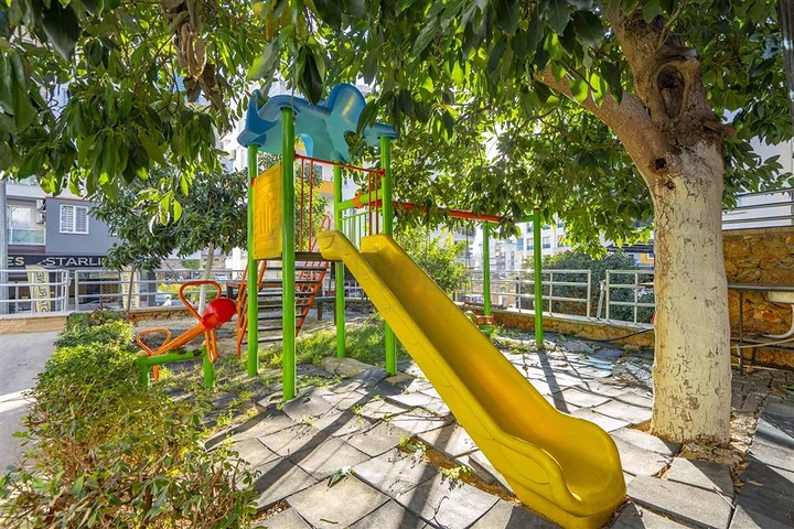 Spacious two-bedroom apartment within walking distance to the sea