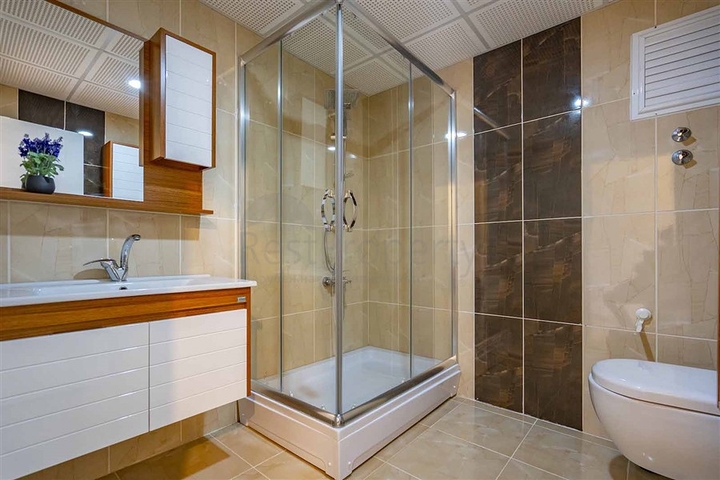 Spacious two-bedroom apartment within walking distance to the sea