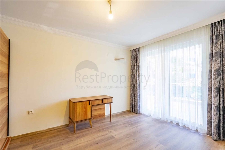 Spacious two-bedroom apartment within walking distance to the sea