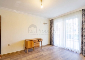 Spacious two-bedroom apartment within walking distance to the sea