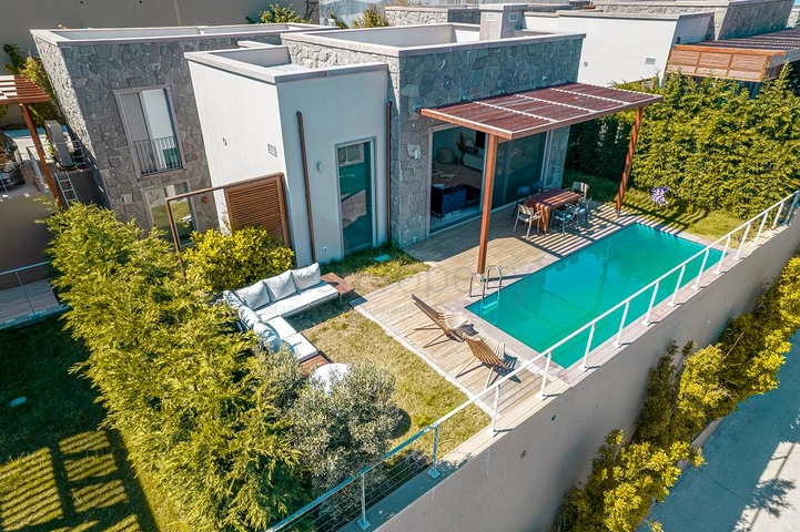 Modern villas with private pools in Yalikavak 