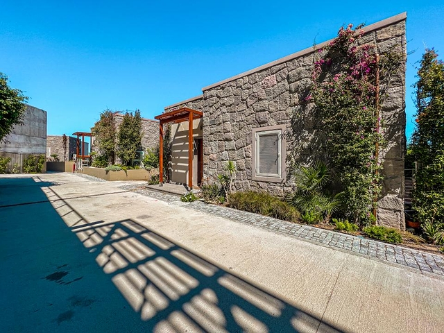 Modern villas with private pools in Yalikavak 