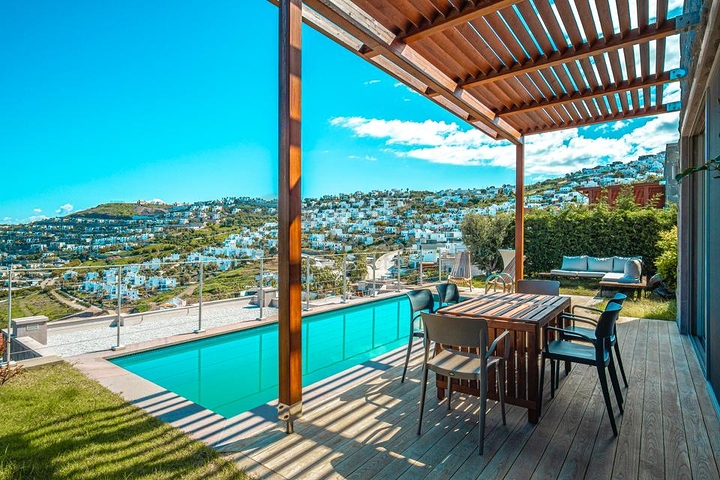 Modern villas with private pools in Yalikavak 