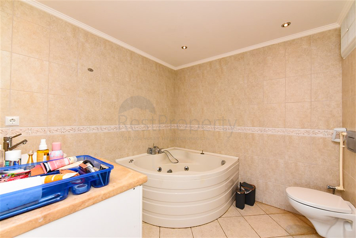 Large 2+1 apartment with stunning views of the city 