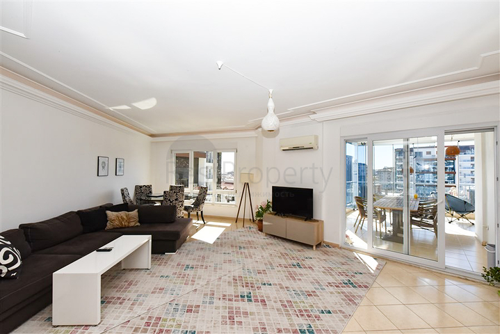 Large 2+1 apartment with stunning views of the city 