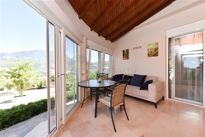 Three-bedroom villa with elegant renovation