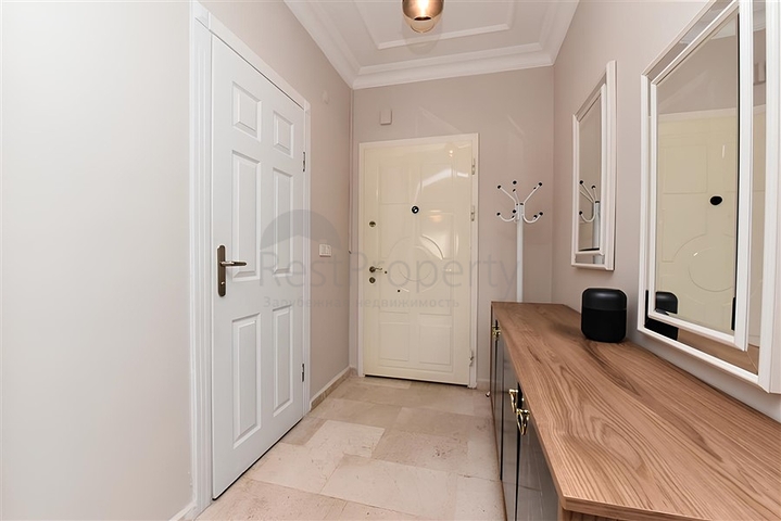 Three-bedroom villa with elegant renovation