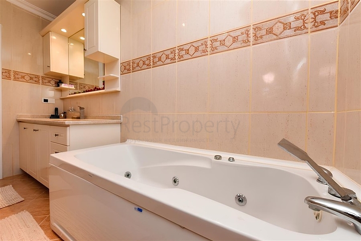 Three-bedroom villa with elegant renovation