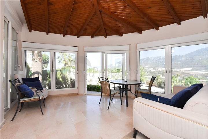 Three-bedroom villa with elegant renovation