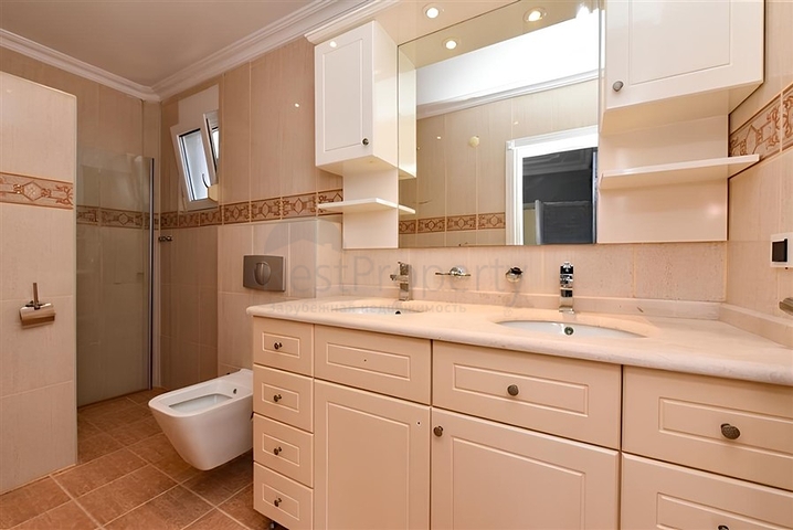 Three-bedroom villa with elegant renovation