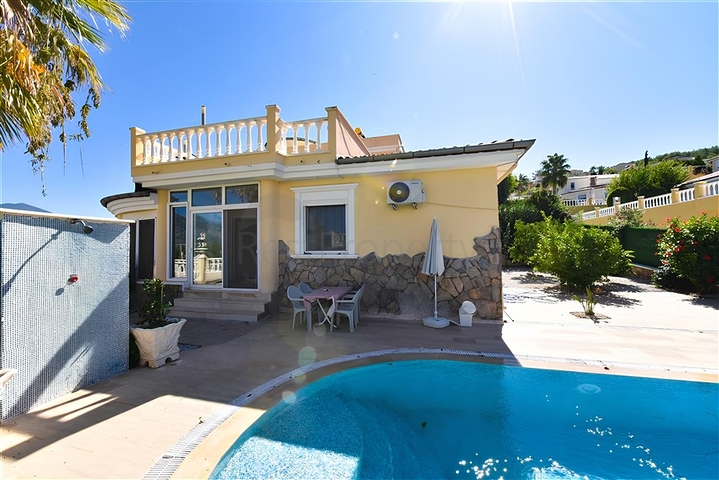 Three-bedroom villa with elegant renovation