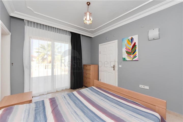 Three-bedroom villa with elegant renovation