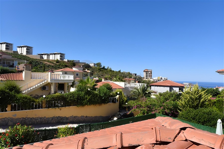 Three-bedroom villa with elegant renovation