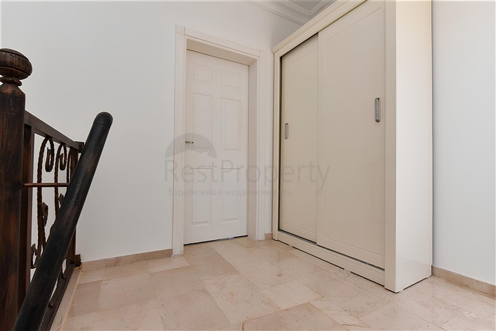 Three-bedroom villa with elegant renovation