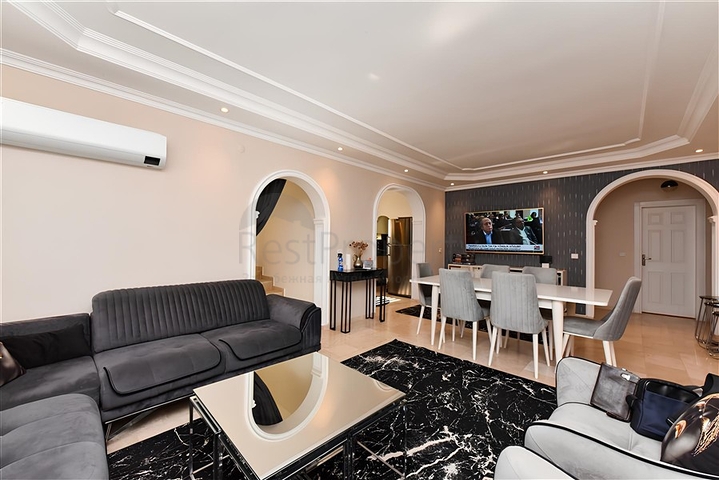 Three-bedroom villa with elegant renovation