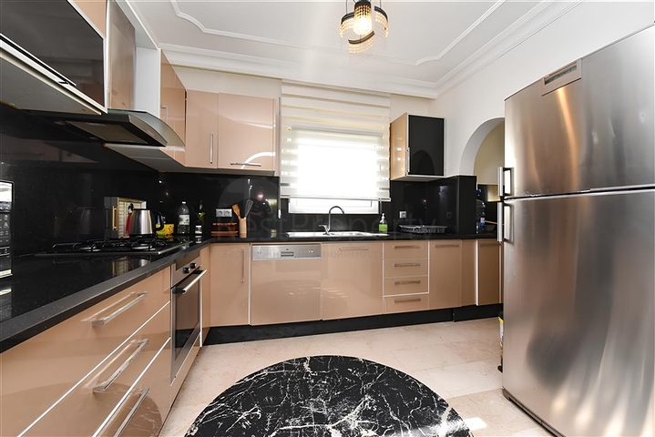 Three-bedroom villa with elegant renovation